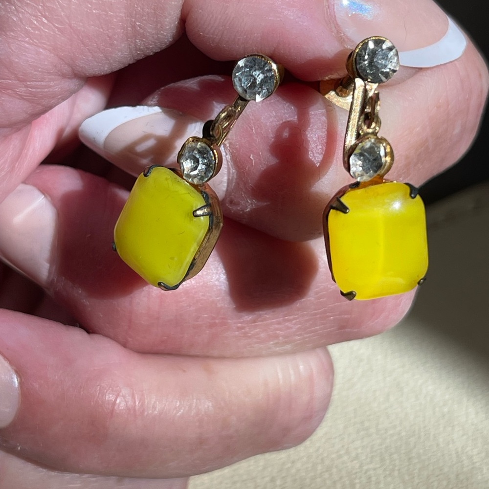 Vintage Elegant Yellow stone Gold toned Drop Earrings screw-back stone